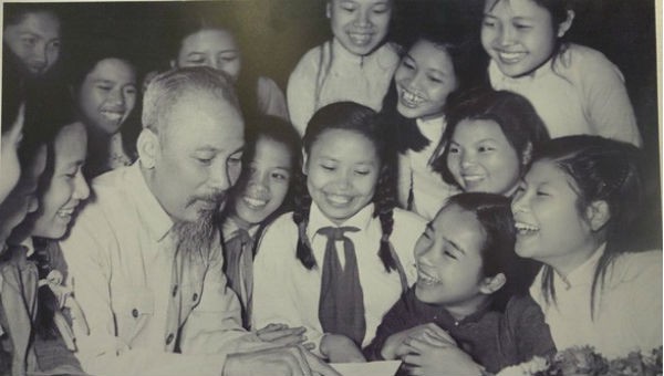 Chủ tịch Hồ Chí Minh gặp gỡ học sinh có thành tích xuất sắc trong phong trào thi đua học tốt ở Hà Nội năm 1958 (ảnh TTXVN)