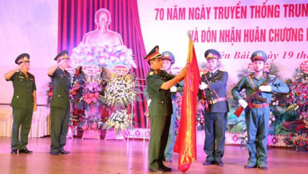 Thừa ủy quyền của Chủ tịch nước, Thiếu tướng Trần Ngọc Tuấn, Phó Tư lệnh Quân khu 2 đã trao Huân chương bảo vệ Tổ quốc cho Trung đoàn 174
