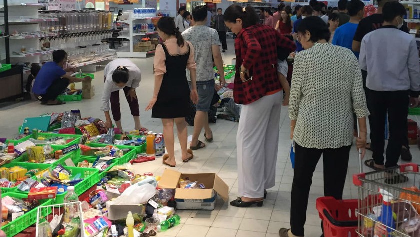 Hình ảnh cửa hàng Nhật tan hoang vì thức ăn thừa sau cơn bão “mua hàng sale”. 