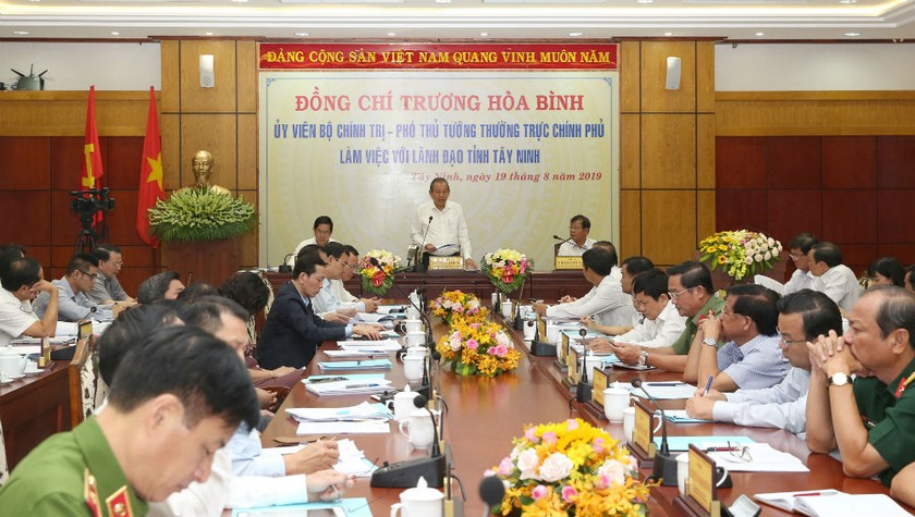Phó Thủ tướng Thường trực Trương Hòa Bình phát biểu tại buổi làm việc.