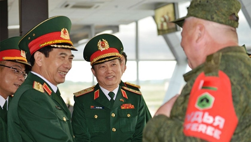 Đại diện Ban tổ chức Army Games 2019 chúc mừng Thượng tướng Phan Văn Giang và thành tích giải Nhì (bảng 2) của Đội Xe tăng Việt Nam.