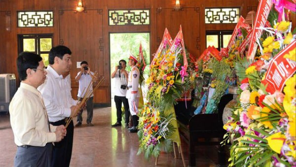 Lãnh đạo tỉnh Nghệ An dâng hương tưởng niệm Chủ tịch Hồ Chí Minh