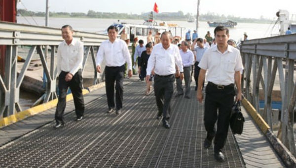 Phó Thủ tướng Trương Hòa Bình và đoàn công tác đến thị sát khu vực sạt lở.
