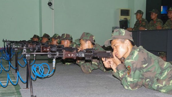 Luyện tập bắn súng tại Trung tâm Mô phỏng ở Trường Sĩ quan Lục quân 1