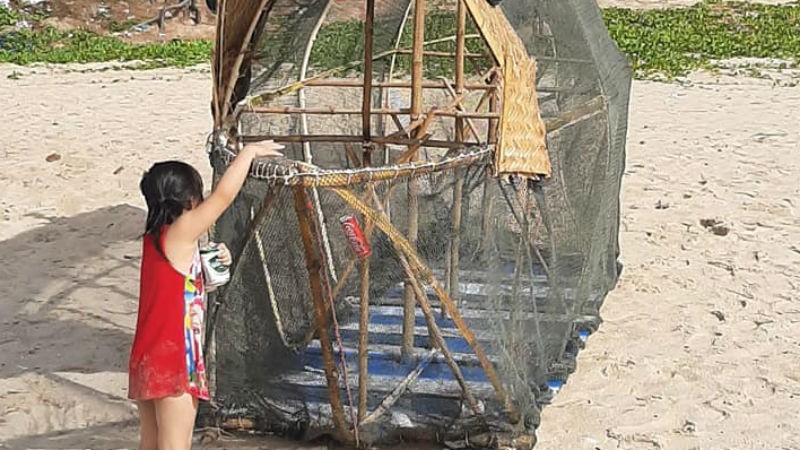 Chú cá bống ăn rác trên bãi biển Lagi - Bình Thuận, một tác phẩm của tổ chức bảo vệ môi trường và thanh niên tình nguyện địa phương.
