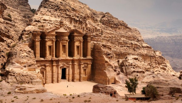 Thành cổ Petra bí ẩn tạc mình trong núi đá.