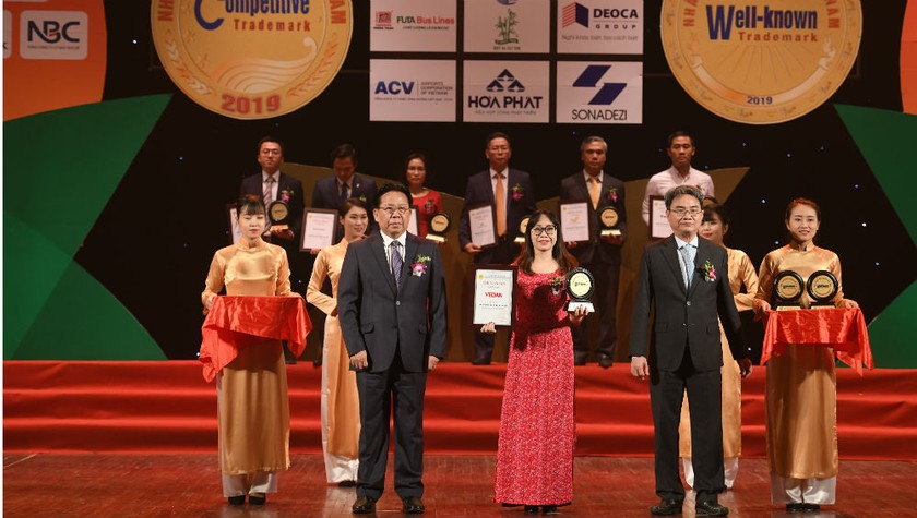 Đại diện Vedan nhận chứng nhận Nhãn hiệu Nổi tiếng Việt Nam 2019