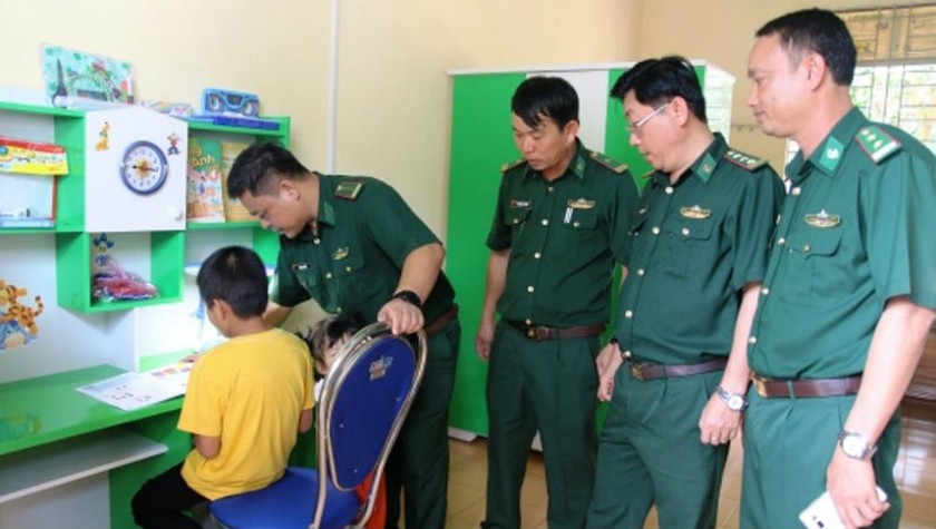 Lãnh đạo BĐBP Gia Lai thăm nơi ở của cháu Lê Đại Vỹ, con nuôi của Đồn biên phòng cửa khẩu quốc tế Lệ Thanh. Ảnh Kim Nhượng