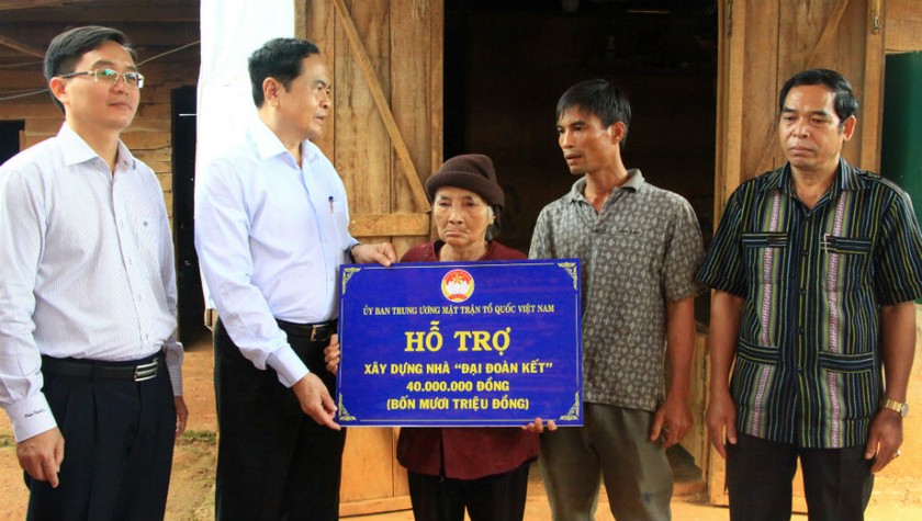 Chủ tịch Trần Thanh Mẫn trao kinh phí hỗ trợ xây nhà đại đoàn kết
cho người dân