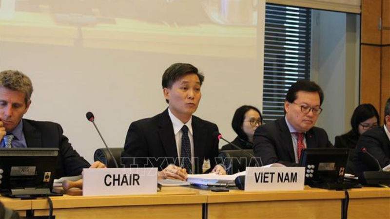 Thứ trưởng Bộ Tư pháp Nguyễn Khánh Ngọc (trái), Trưởng đoàn công tác liên ngành của Việt Nam phát biểu tại Phiên họp xem xét Báo cáo quốc gia lần thứ ba của Việt Nam về thực thi Công ước quốc tế về các quyền dân sự và chính trị hồi tháng 3/2019 tại Genev