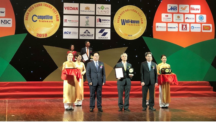 Đại diện Vietnam Post nhận giải thưởng Top 10 nhãn hiệu nổi tiếng Việt Nam