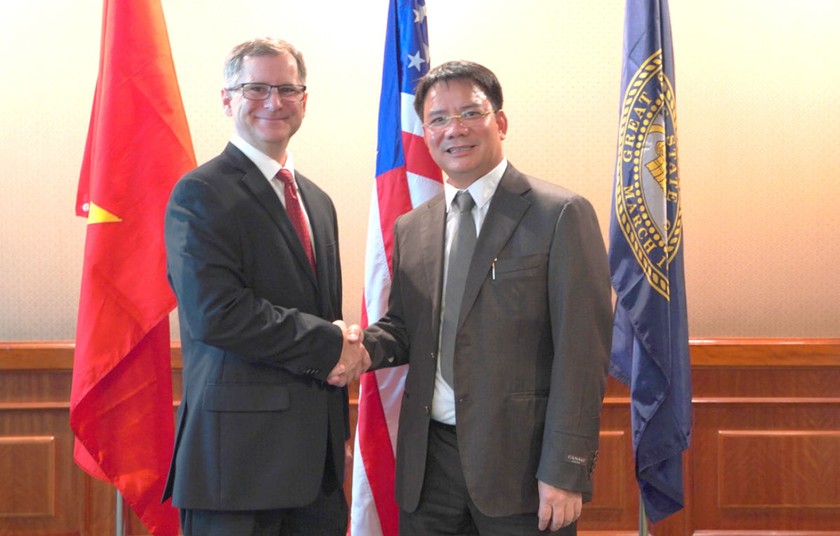 Ông Lê Đức Thuấn - Chủ tịch HĐQT Công ty Bảo Ngọc (bên phải) trong buổi ký kết hợp tác với đối tác.