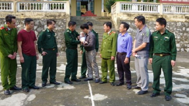 Lực lượng Công an và BĐBP trao trả nạn nhân của tội phạm mua bán người (Ảnh: BĐBP)