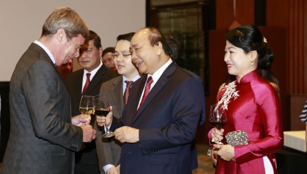 Thủ tướng Chính phủ Nguyễn Xuân Phúc và Phu nhân nhận lời chúc mừng từ các vị Đại sứ, Đại biện các nước tại buổi chiêu đãi
