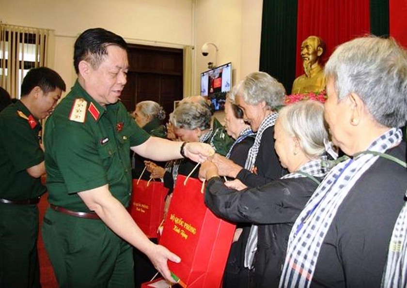 Thượng tướng Nguyễn Trọng Nghĩa trao quà của Bộ Quốc phòng tặng các đại biểu Đội quân tóc dài tỉnh Bến Tre. 
