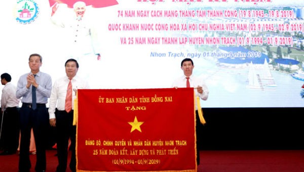 Nguyên Chủ tịch UBND tỉnh Đinh Quốc Thái trao tặng bức trướng cho lãnh đạo huyện Nhơn Trạch.