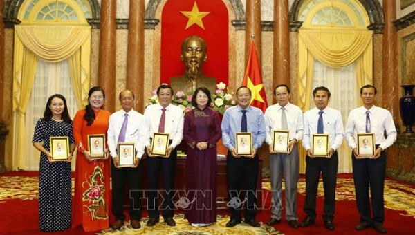 Phó Chủ tịch nước Đặng Thị Ngọc Thịnh tặng ảnh chân dung Chủ tịch Hồ Chí Minh cho các đại biểu