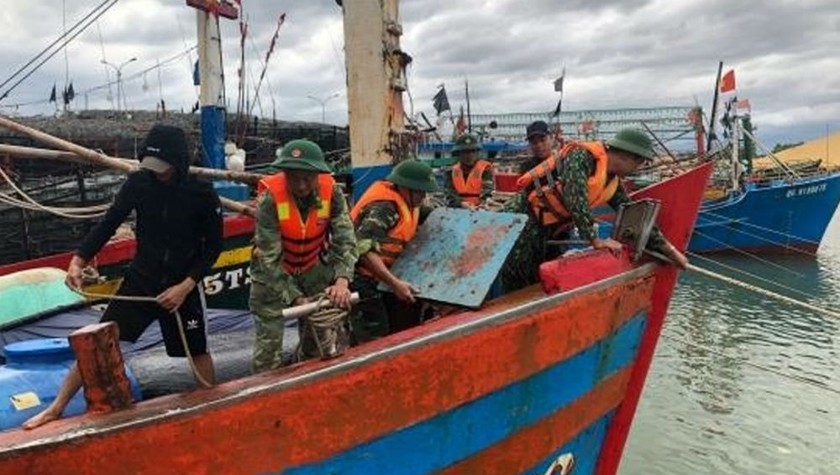 Bộ đội Biên phòng Quảng Bình giúp ngư dân neo đậu tàu thuyền. Ảnh: Đức Trí