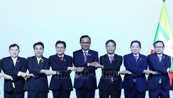 Thủ tướng Thái Lan Prayut Chan-o-cha chụp ảnh chung với các trưởng đoàn dự Hội nghị