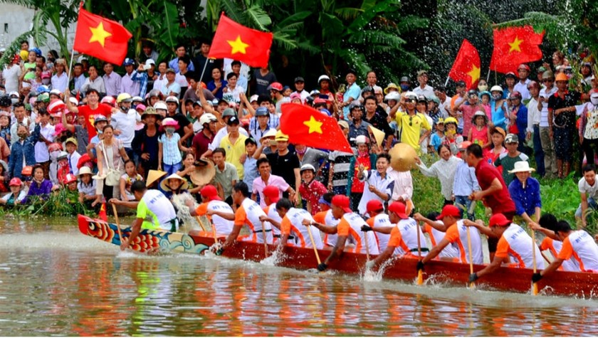 Cả đoạn sông Kiến Giang chật kín người, cờ hoa cổ vũ thuyền đua mừng Tết Độc lập.