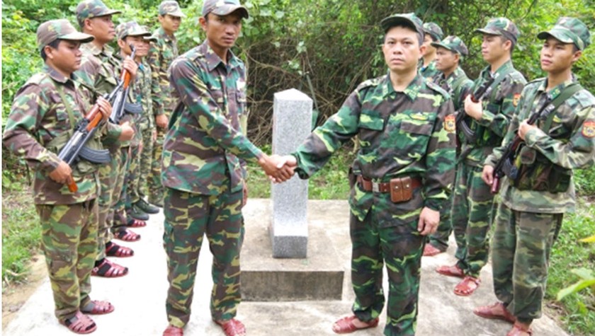  Lực lượng tham gia tuần tra song phương Việt Nam - Lào gặp gỡ tại cột mốc. Ảnh: Thành Phú