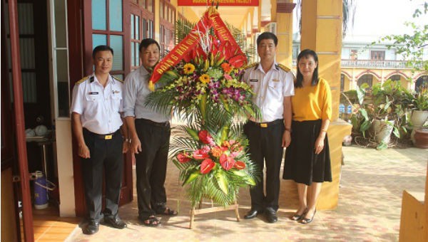Thượng tá Đinh Ngọc Quang, Phó Chính ủy Đoàn tặng hoa chúc mừng Trường cao đẳng nghề Bách nghệ Hải Phòng.