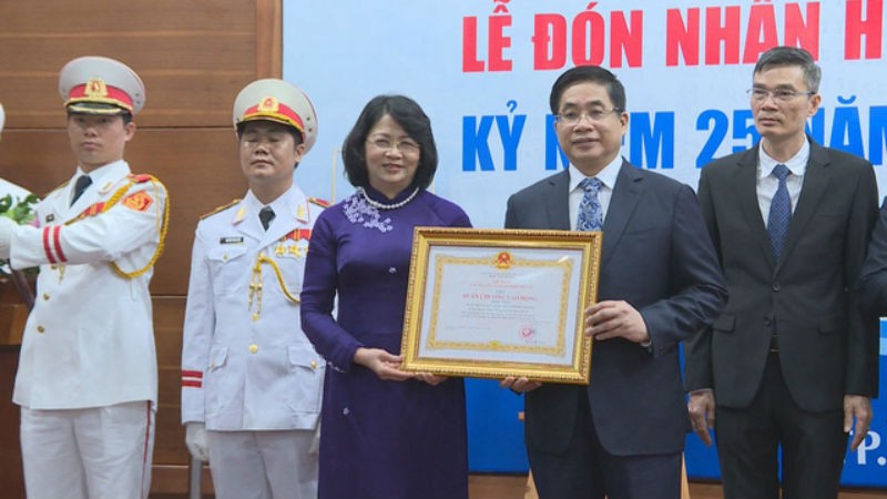 Phó Chủ tịch nước Đặng Thị Ngọc Thịnh trao Huân chương Lao động hạng Nhất cho Bệnh viện Đại học Y Dược TP HCM