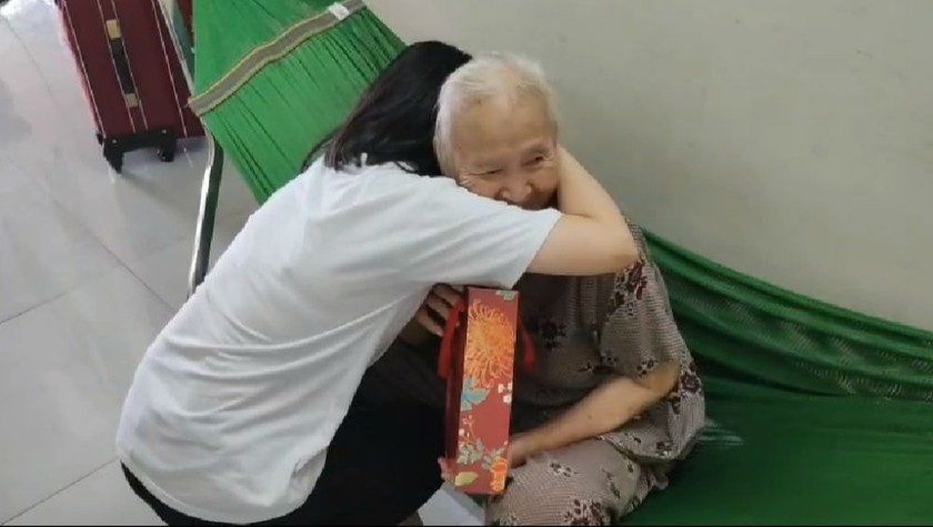 Một bạn trẻ hớn hở khoe ảnh đem bánh Trung thu về thăm bà nội lên mạng xã hội.