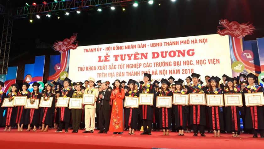 Hà Nội tuyên dương thủ khoa tốt nghiệp xuất sắc các đại học, học viện trên địa bàn năm 2018