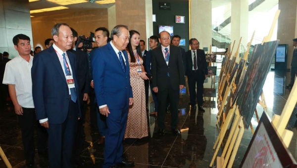 Phó Thủ tướng Trương Hòa Bình và các đại biểu tham quan trưng bày một số hình ảnh về công tác phòng chống ma tuý của Việt Nam. 