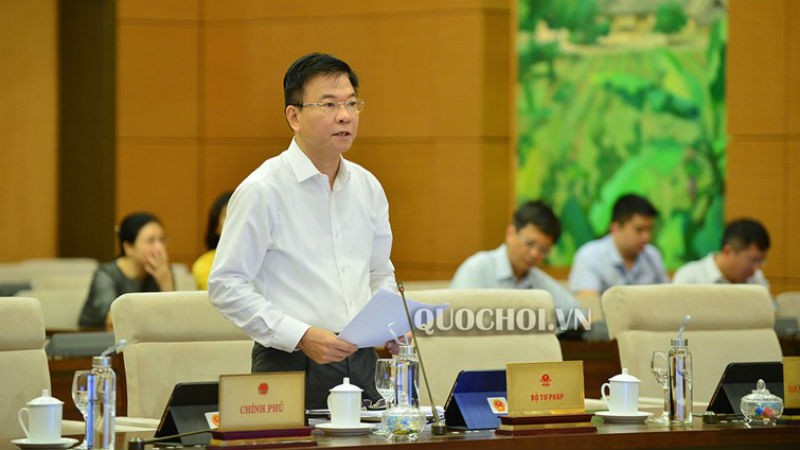 Bộ trưởng Bộ Tư pháp Lê Thành Long trình bày Báo cáo của Chính phủ.