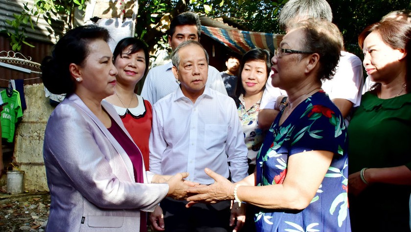 Chủ tịch Quốc hội Nguyễn Thị Kim Ngân  thăm hỏi người dân Thừa Thiên - Huế vào ngày 17/8/2019. 