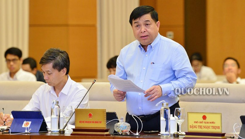 Bộ trưởng Bộ kế hoạch và Đầu tư Nguyễn Chí Dũng trình bày Tờ trình của Chính phủ