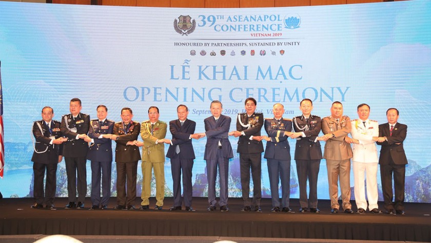Bộ trưởng Bộ Công an Tô Lâm và Thứ trưởng Lê Quý Vương với đại diện Cảnh sát các nước tại Lễ Khai mạc.