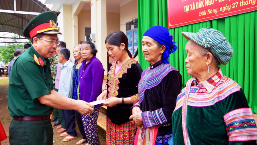 Đại tá Dương Chí Diễn -Phó Tư lệnh Binh đoàn 16 tặng quà cho các gia đình chính sách xã Đăk Ngo huyện Tuy Đức, tỉnh Đắc Nông.