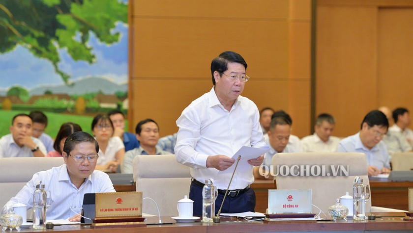 Thứ trưởng Bộ Công an Bùi Văn Nam trình bày Tờ trình của Chính phủ.