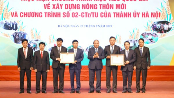 Thủ tướng Nguyễn Xuân Phúc trao bằng công nhận Huyện đạt chuẩn nông thôn mới cho huyện Quốc Oai và Gia Lâm