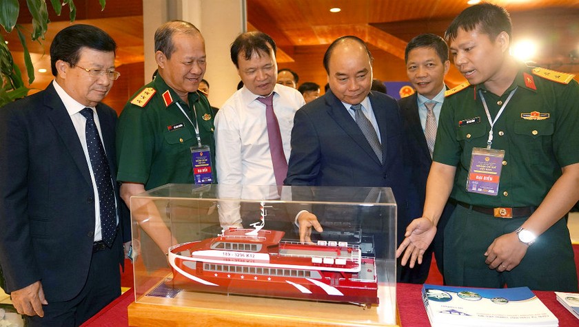 Thủ tướng Nguyễn Xuân Phúc cùng các đại biểu thăm một số trưng bày các thành tựu của ngành cơ khí Việt Nam