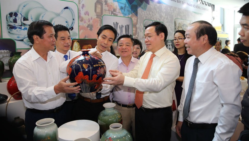 Phó Thủ tướng Vương Đình Huệ tham quan một gian hàng triển lãm