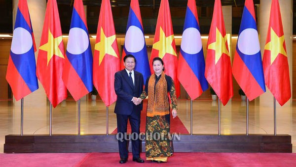 Chủ tịch Quốc hội Nguyễn Thị Kim Ngân hội kiến Thủ tướng Thongloun Sisoulith