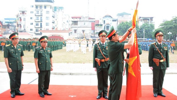 Thượng tướng Phan Văn Giang gắn Huân chương Quân công hạng Ba lên Quân kỳ Quyết Thắng, tặng Binh chủng TTG.