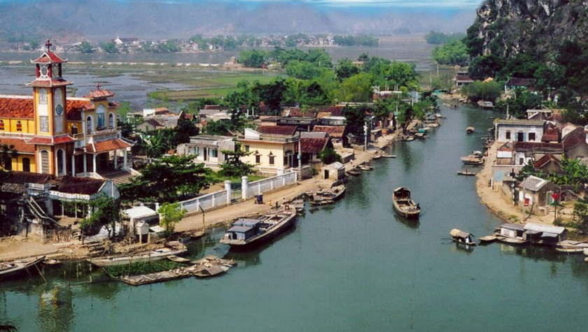 Làng Kênh Gà nằm yên bình bên ngã ba sông Hoàng Long.