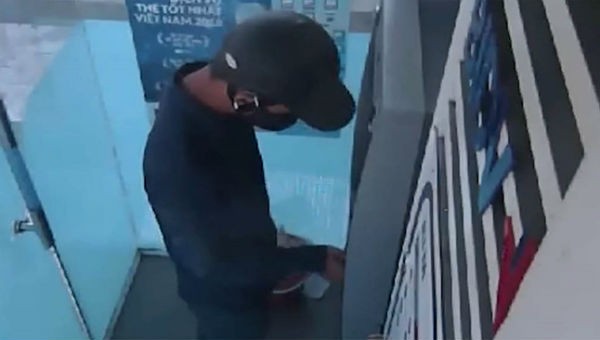 Nghi phạm gắn thiết bị đánh cắp thông tin khách hàng tại cây ATM.