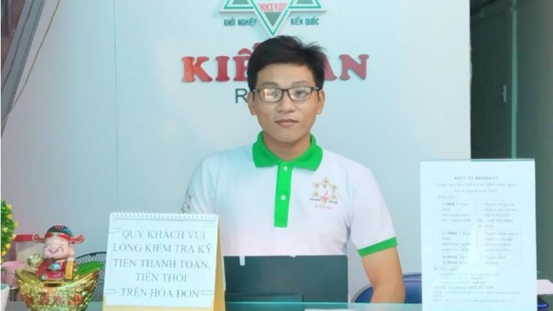 Anh Nguyễn Quốc Xanh, quản lý Kiến An Resident niềm nở đón khách đến lưu trú