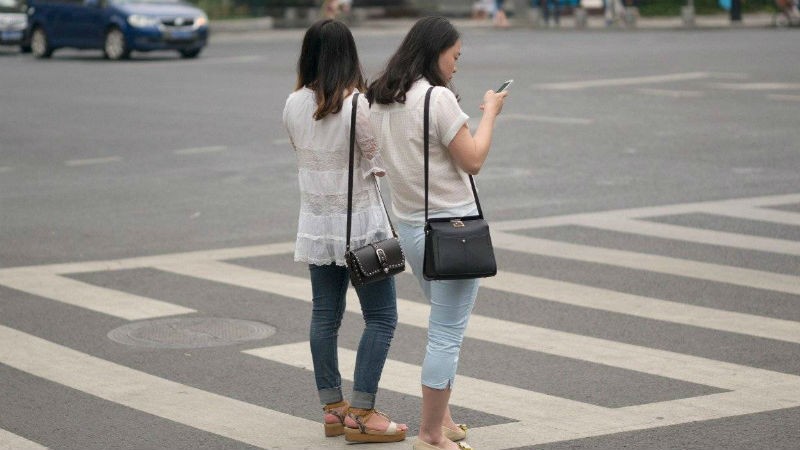 Trung Quốc: Sử dụng điện thoại khi qua đường sẽ bị phạt tiền