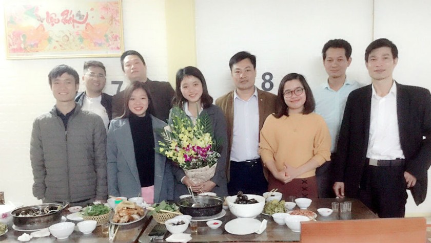 Các thành viên Công ty Luật TNHH Quốc tế Hồng Thái & Đồng nghiệp trong một bữa tiệc ấm cúng mừng sinh nhật thành viên Công ty.
