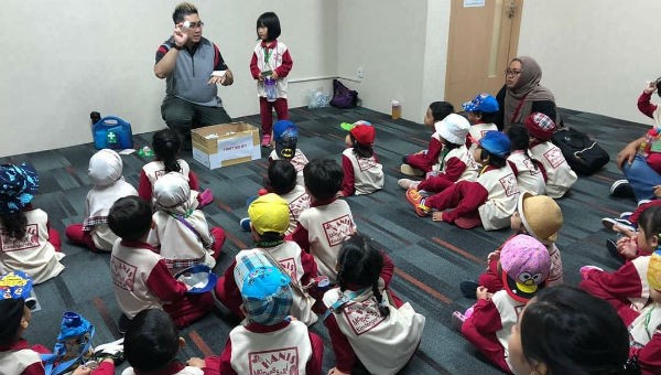 Trẻ em Singapore học cách sơ cứu khi bị thương.