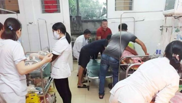 Năm học sinh được đưa đi cấp cứu tại Trung tâm y tế.