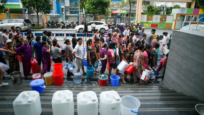 Cuộc sống người dân Hà Nội đảo lộn vì "khủng hoảng nước". Ảnh Zing