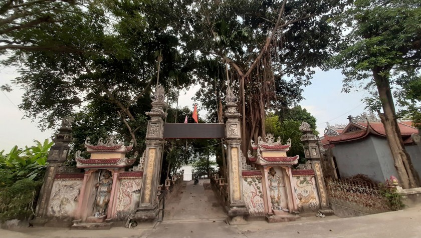 Cảnh đền Xâm Thị nhìn ra phía sông Nhị Hà.